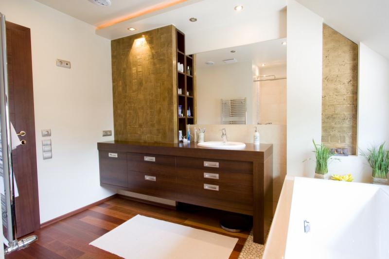 Frakenoir fa furnérozott fürdőszoba